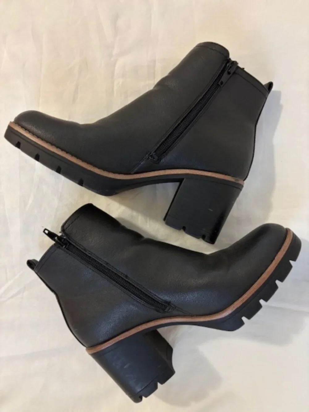 Naturalizer Madalynn Gore Block Heel Bootie in Black Women's Size 6.5M